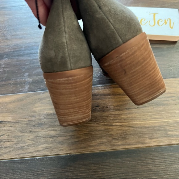 Lisa Vicky Gray Suede Booties NWOT - Picture 5 of 7